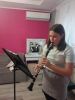 Orkiestrant gra na instrumencie